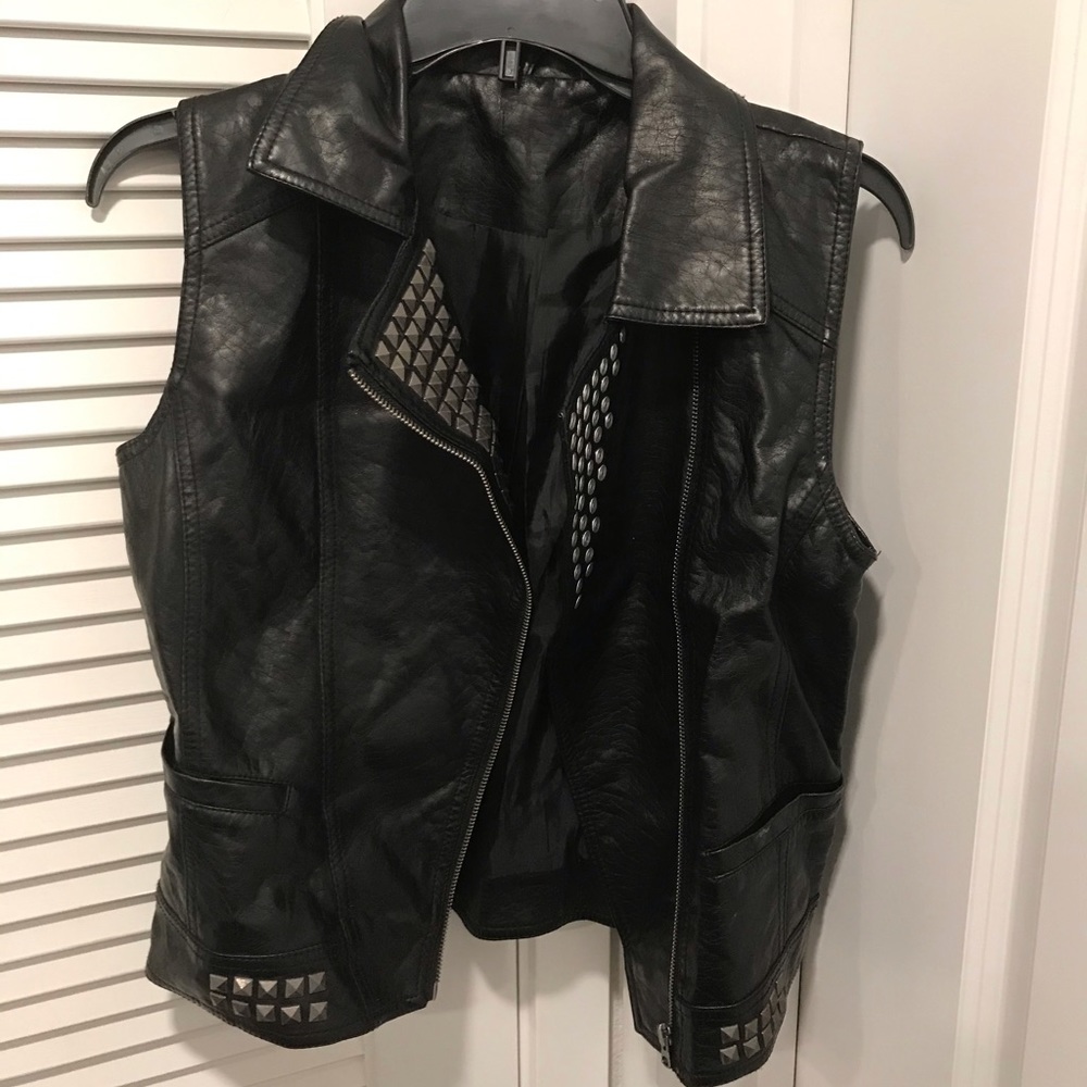 Black sleeveless faux leather vest jacket